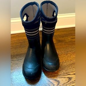 Youth Bogs waterproof insulated boot.  Size 3